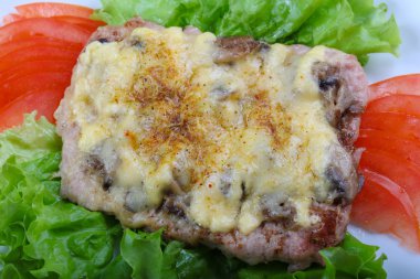 Domuz eti biftek mantar ve peynir ile