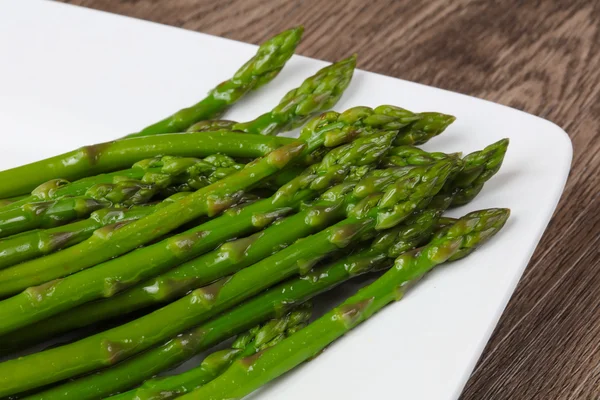 Boiled asparagus with olive oil — Stock Photo, Image