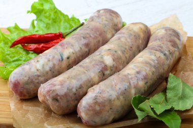 Yemek pişirmek için çiğ sosis