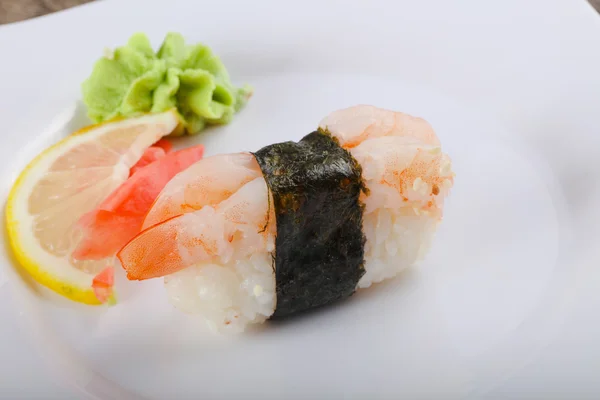 Sushi tradicional com camarões — Fotografia de Stock