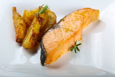 Patates pişmiş somon