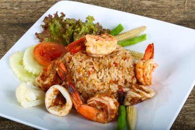 Kızarmış pilav ve deniz ürünleri.