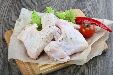 Çiğ tavuk kanadı.