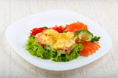 Domuz eti biftek domates ve peynir ile