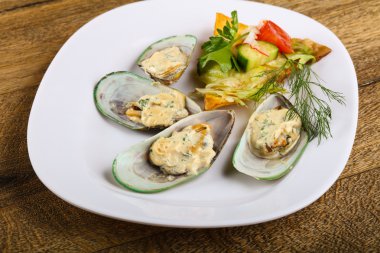 Krema soslu fırında midye