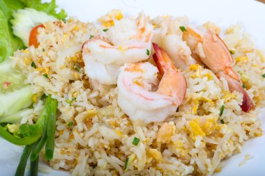 Karidesli kızarmış pirinç.