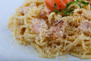 Spagetti carbonara domuz eti ile