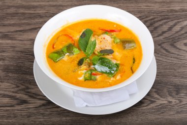 Fesleğen yaprakları ile kırmızı köri
