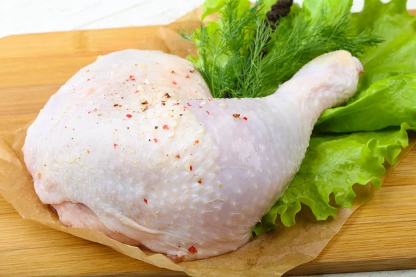 Raw chicken leg — Stock Photo, Image