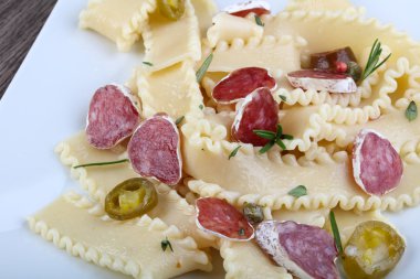 Salam ile lezzetli makarna