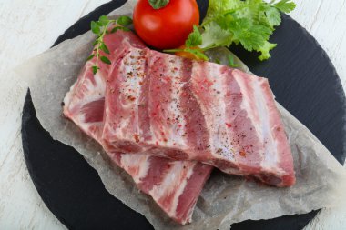 Çiğ domuz kaburgası