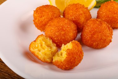 Sıcak sulu peynir topları