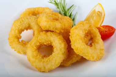 Kızarmış kalamar halkaları