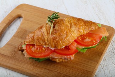 Somon ile lezzetli kruvasan