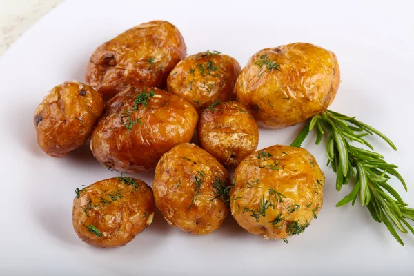 Молодой печёный картофель — стоковое фото