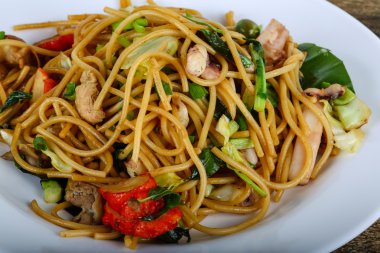 Deniz ürünleri ile Asya makarna