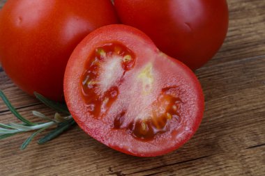 Taze olgun domatesler