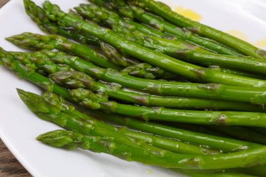 Zeytinyağı ile haşlanmış kuşkonmaz