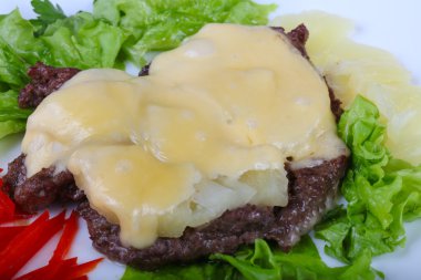 Ananas ve peynir soslu domuz eti