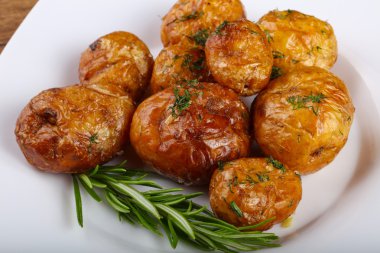 Genç fırında patates