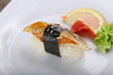 Yılan balığı ile geleneksel Sushi