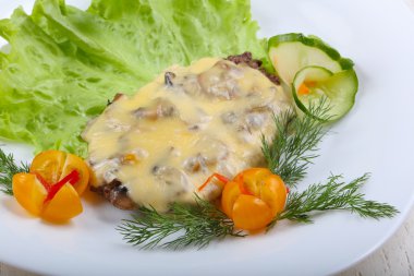 Peynir ve mantar soslu domuz eti