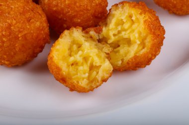 Sıcak sulu peynir topları