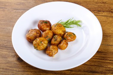 Genç fırında patates