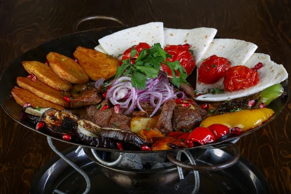 Kızarmış et ve sebze.