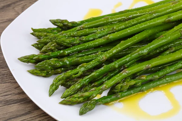 Gekookte asperges met olijfolie — Stockfoto