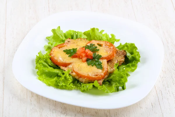 Carne di maiale cotta con pomodoro e formaggio — Foto Stock