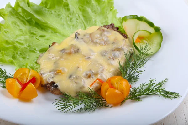 Peynir ve mantar soslu domuz eti