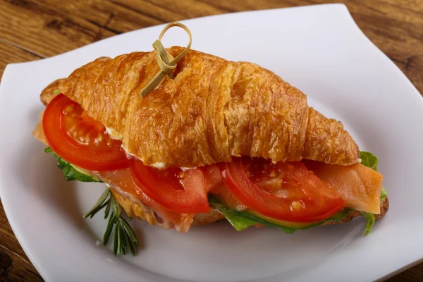 Somon ile lezzetli kruvasan