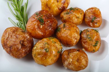 Genç fırında patates