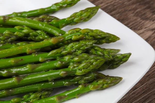 Gekookte asperges met olijfolie — Stockfoto