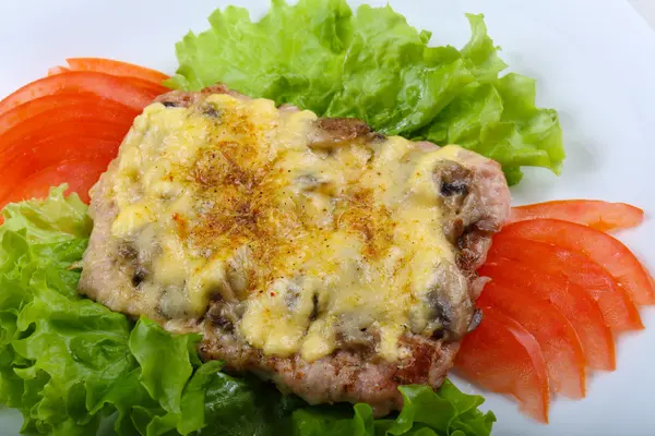 Steak de porc aux champignons et fromage — Photo