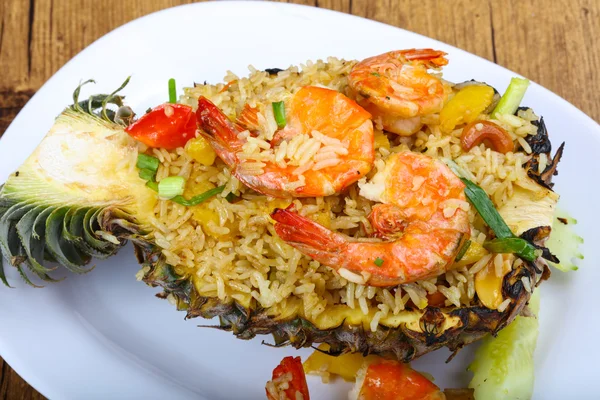 Arroz com camarões em abacaxi — Fotografia de Stock