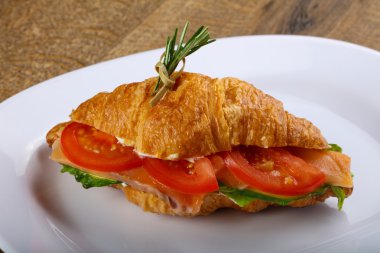 Somon ile lezzetli kruvasan