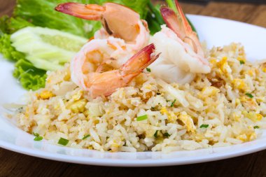 Karides ile kızarmış pirinç