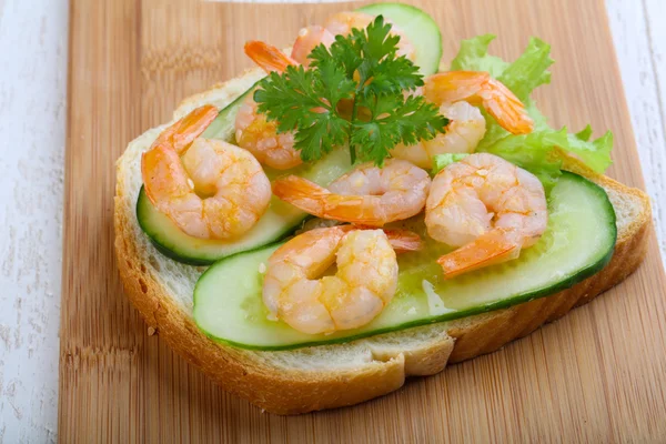 Sandwich con pepinos y gambas —  Fotos de Stock