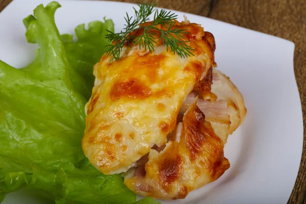 Peito de frango assado com queijo — Fotografia de Stock