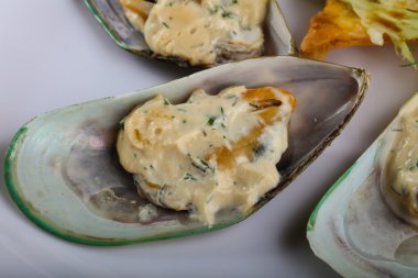 Krema soslu fırında midye