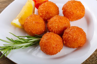 Sıcak sulu peynir topları