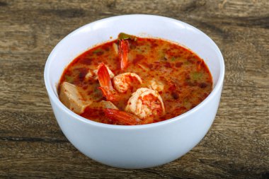 Geleneksel Tom yam çorbası