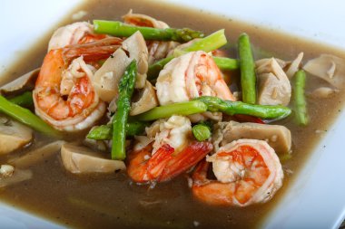 Kızarmış karides ve kuşkonmaz