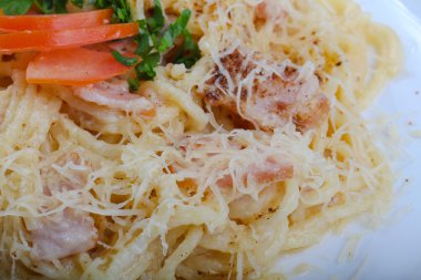 Spagetti carbonara domuz eti ile