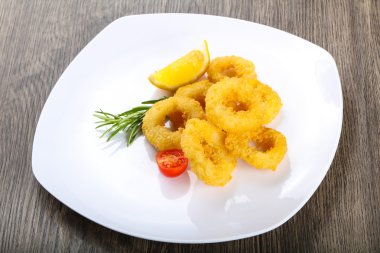 Kızarmış kalamar halkaları