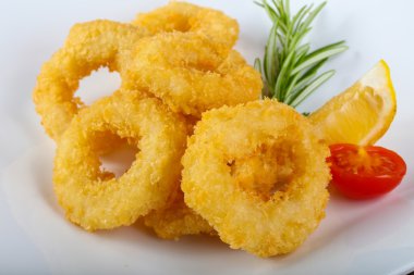 Kızarmış kalamar halkaları