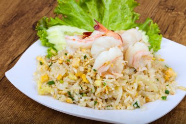 Karides ile kızarmış pirinç