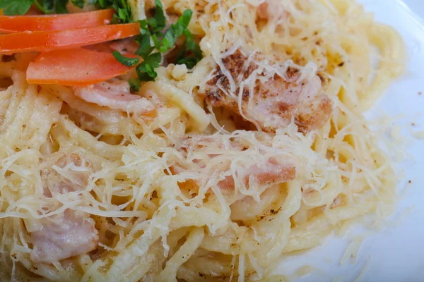 Спагетті карбонара зі свининою — стокове фото